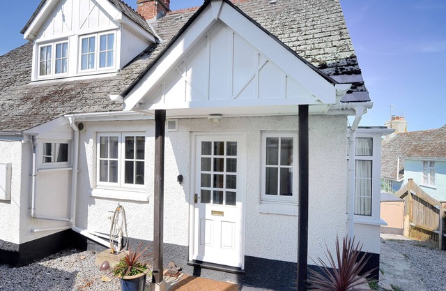 WAVERLEY, pet friendly, character holiday cottage in Lyme Regis
