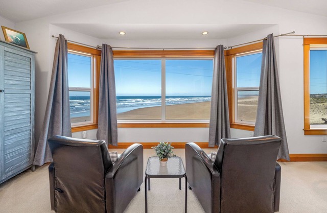 Waves:}Hot-Tub~Ocean/Mt/Golf/Surf Views~Bikes~LgStocked Kitchen~DogOK~CornHole~
