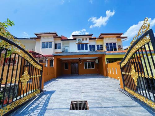 WAWASAN PUCHONG, PUSAT BANDAR PUCHONG Fully Aircon Homestay