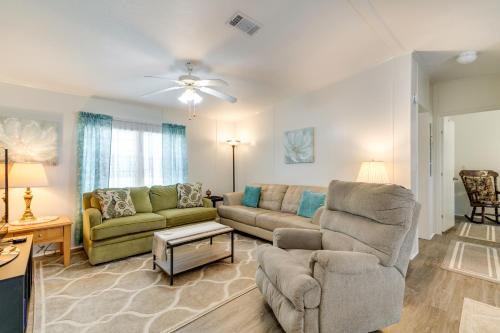 Weeki Wachee Home with Fire Pit 13 Mi to Ocean!