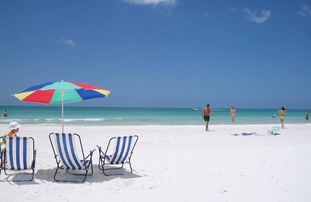 Weekly Rentals/Resort Style Vacation/End Unit/Private Backyard