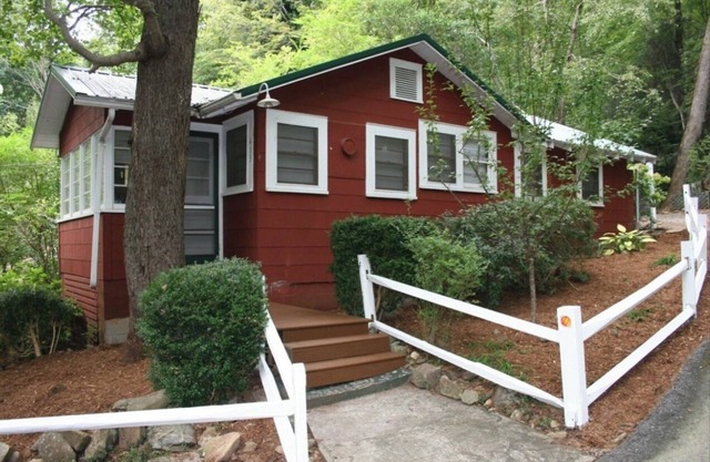 Welcome Back! Cozy Cabin in Chimney Rock! Short walk to town!