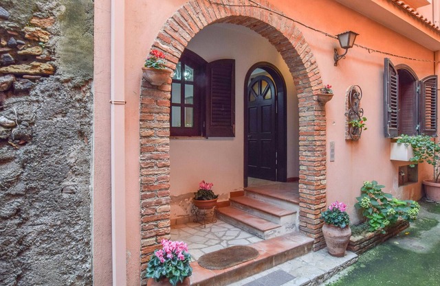 Welcome to this lovely cottage close to the sandy beach.