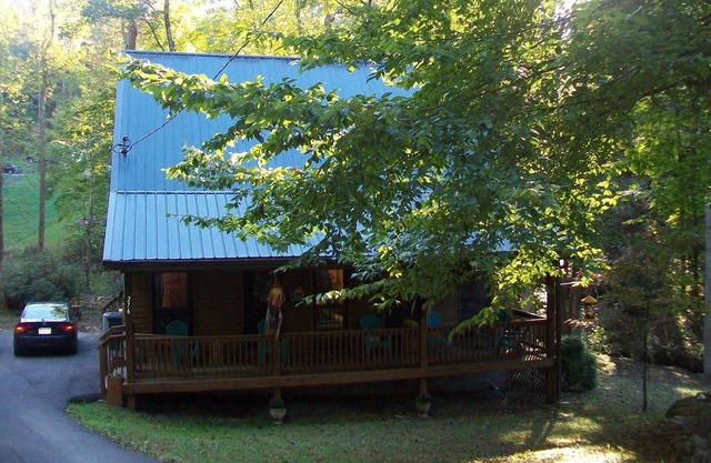 Welcome to Almost Heaven. Short walk to Summersville lake! Sleeps 8, hot tub.