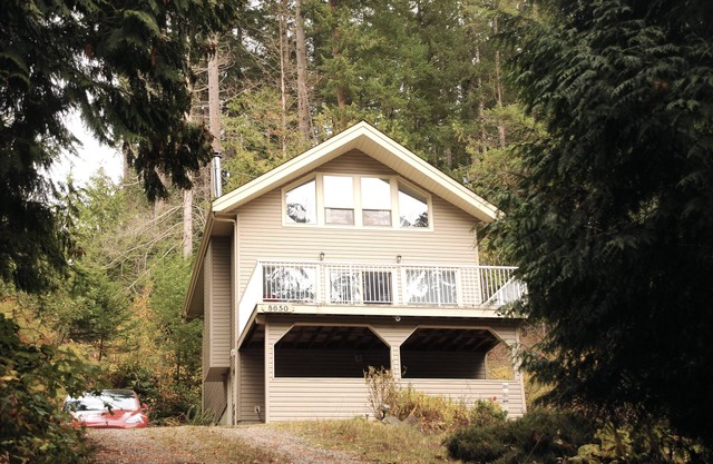Welcome to our family cottage located in nature with a short walk to the beach.