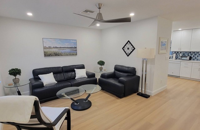 Welcome to the Bonita Breeze! Prime location in the heart of Bonita Springs.