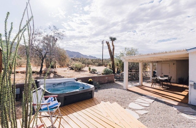 Welcome to the Roadrunner House! Ideally located 5 minutes from JTNP and town of JT.