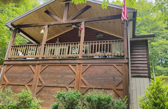Welcome to Whipsaw a beautiful cottage ,just a 5 minute walk to see the lake!