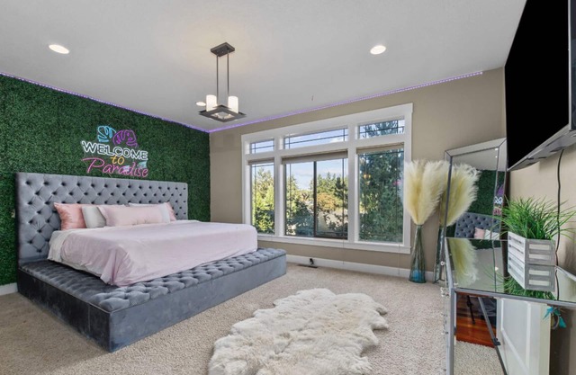 Welcome to your new favorite spot! W/hot tub!