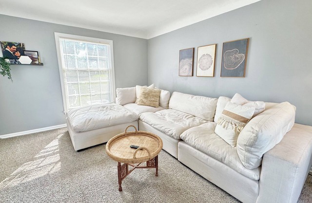 Welcoming 3-bedroom house with AC in Flint. Pet and family friendly!
