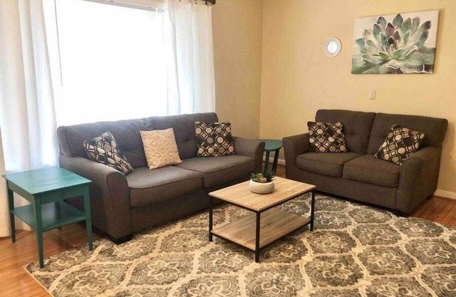 *Welcoming Cary Townhome*King Bed*Long Term Stays*