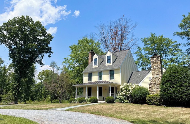 Welcoming farmhouse on 10 quiet acres ~10 min from Middleburg