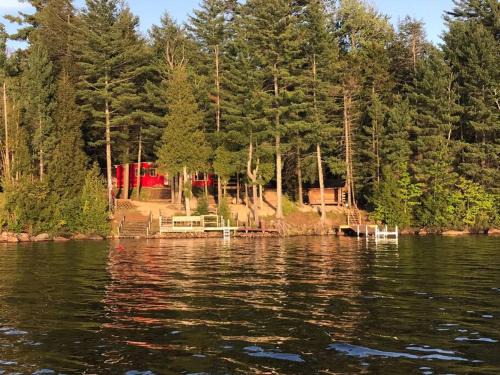 Well-appointed Adirondack cabin directly on 9-mile lake