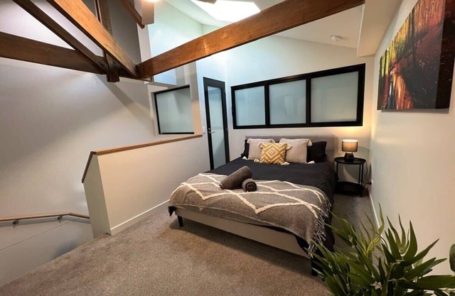 Well located Apt with Loft Bedroom & Aircon
