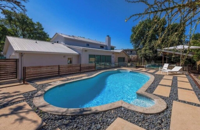 Wellness Lux Oasis 4BR-Pool/Sauna/Cold Plunge in Westlake-min drive to DT Austin