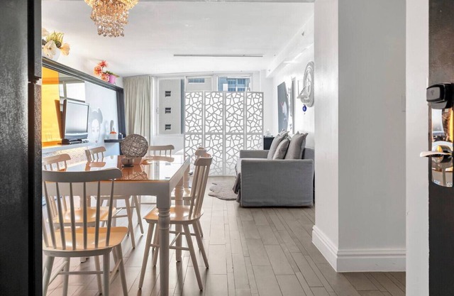 West Ave Vibe Suite, 2 Bed, Pool & Gym Access