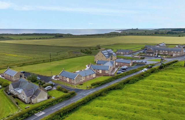 WEST GATE, family friendly, luxury holiday cottage in Embleton