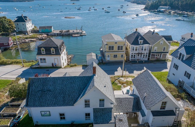 West Harbor Nest- Oceanfront Apartment