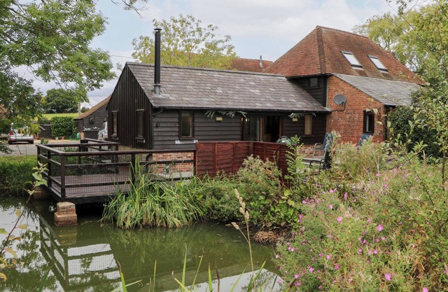 WEST LODGE, family friendly, character holiday cottage in Kingsnorth