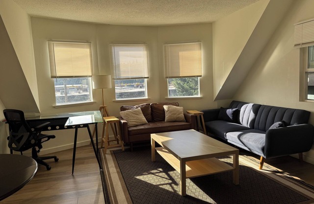 West Queen Anne Upper Unit close to all Downtown Seattle Amenities.