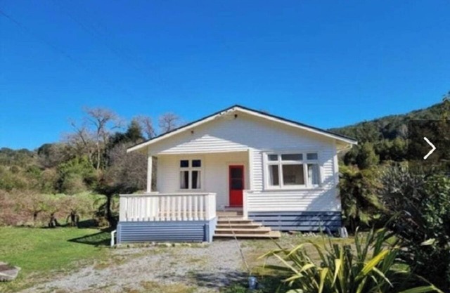 Westie on the West Coast - Private, Free WIFI, Entire Cottage
