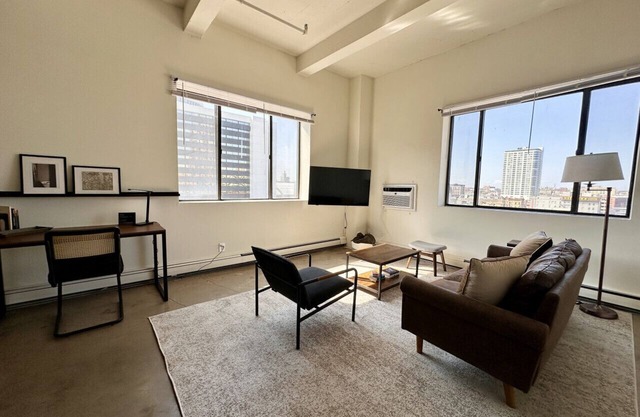 Westown Studio Apt Near Fiserv, Baird, and Theater District
