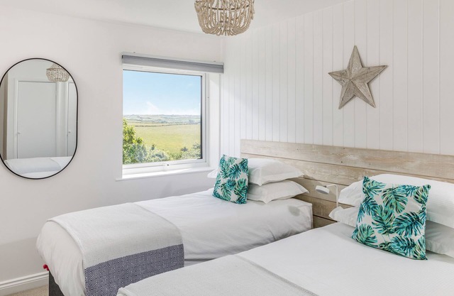 WESTWARD 14, family friendly, country holiday cottage in Polzeath