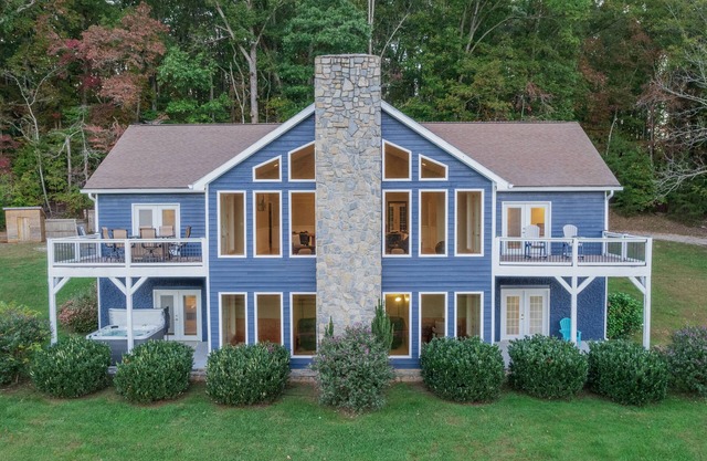 Whiskey Way Inn - Amazing Amenities w/Hot Tub/Game Room/Privacy/Views -yet close to it all!