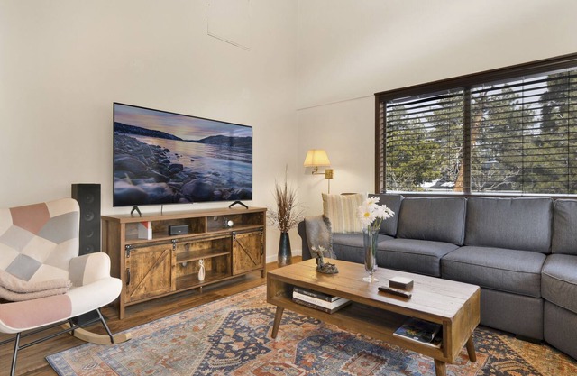 Whispering Forest Chalet~ Entertainer's Retreat~ Home Theater~ Pool Table~