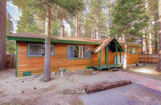 Whispering Pines Cabin - Family and pet friendly abode