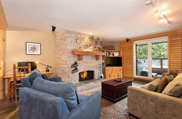Whistler Village condo w/pvt hot tub