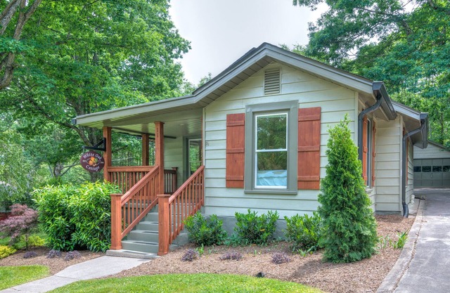 White Oak Cottage-Walk to Downtown Black Mountain