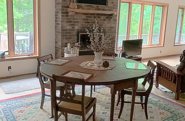 White Pine Lodge- secluded lakehome on 40 acres, click pic for Fall deals