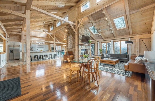 White Pine Retreat - Pet friendly, Beautiful Views and 20 Minutes to AVL!