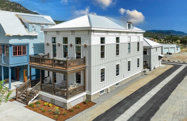 Whitewater Estate! House & Guesthouse w Hot Tub!