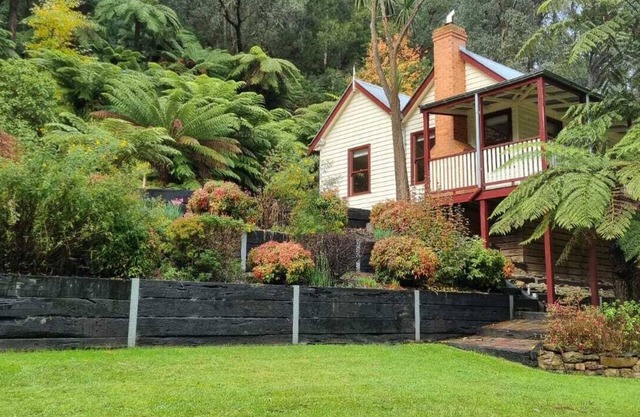 Whitlow Manor. Cosy Family Stay. Woodfire. Walk to Town