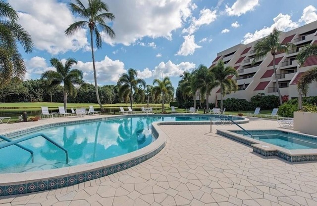 Whole Home Villa in Hyde Park at Pelican Bay community with private pool/beach!