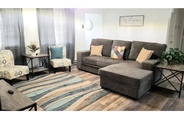 Whole House+Renovated+Pool+Lanai+BBQ+Close to All