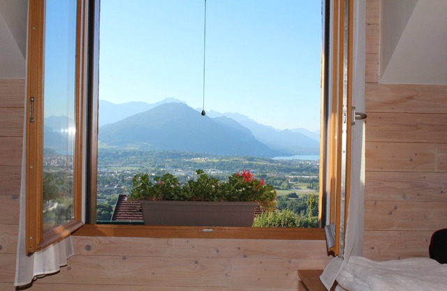 Whole house with panoramic view, in a quiet area