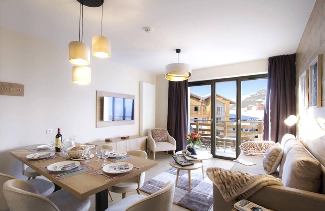 Wifi, at the foot of shops, fitness, swimming pool, sauna, hammam, balcony, parking, tv, ski locker