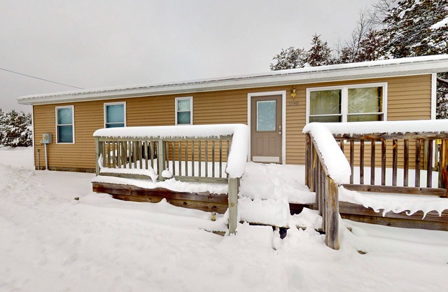 Wilderness retreat with lake access, kayaks, grill, W/D, & AC - dog-friendly