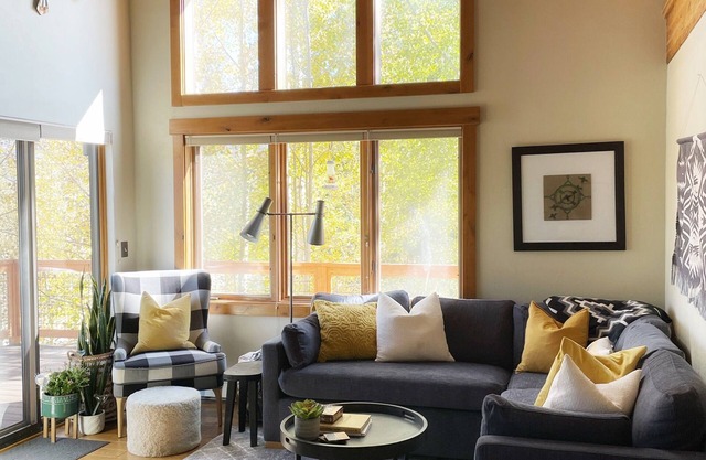 Wildernest Lodge next to National Forest with kid and pet-friendly luxe interior