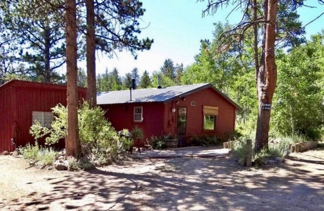 Wildlife and aspen trees surround the cabin cottage at Redfeather Lakes