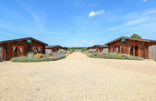 WILLOW LODGE, family friendly, with pool in Greetham, Rutland