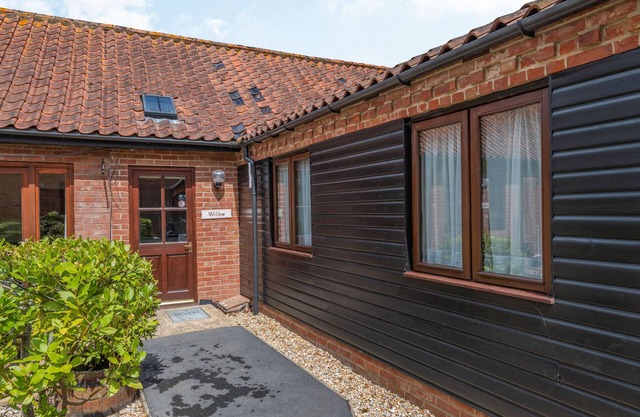 WILLOW, romantic, with a garden in Wood Norton