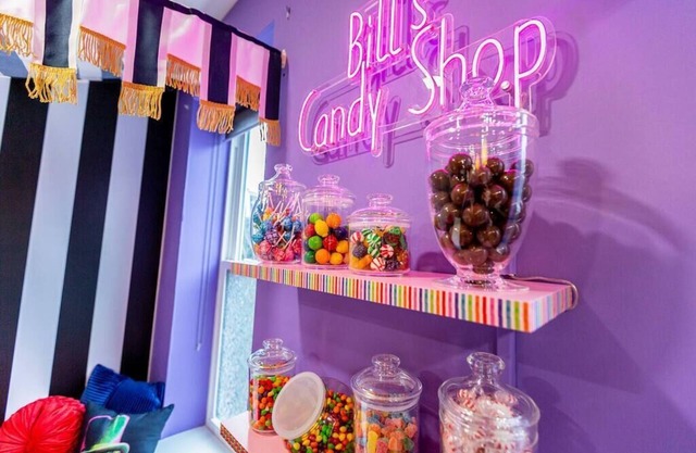 Willy Wonka Themed | King Bed | Free Parking | Arcade | BBQ