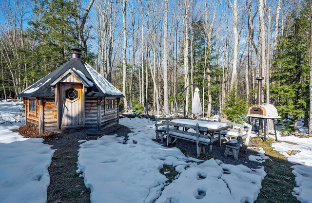 Windham Chalet with BBQ Hut, Pizza Oven and Hot tub