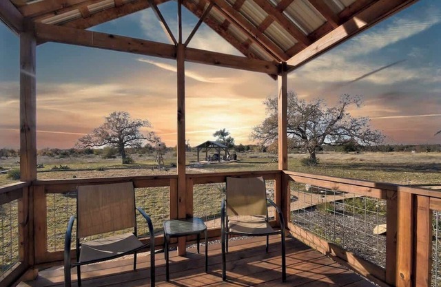 Windmill Meadows Cottages-firepit-hill Country Views!