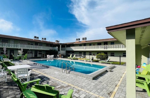 Windward West 30 - Pool & 5 Minutes from the Beach
