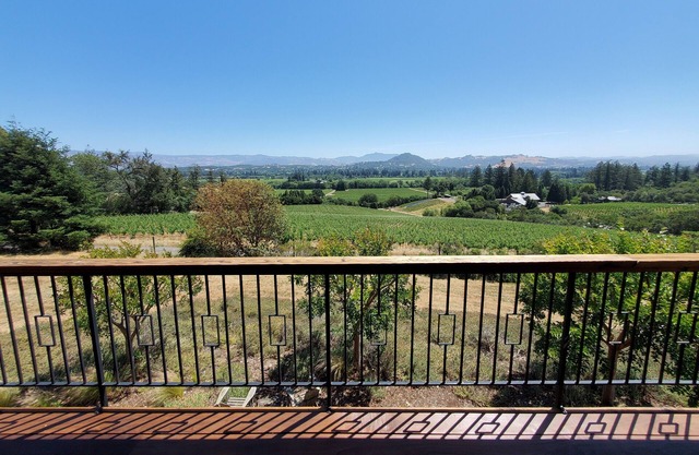 Wine Country Getaway with Panoramic Views-5 min from downtown Healdsburg